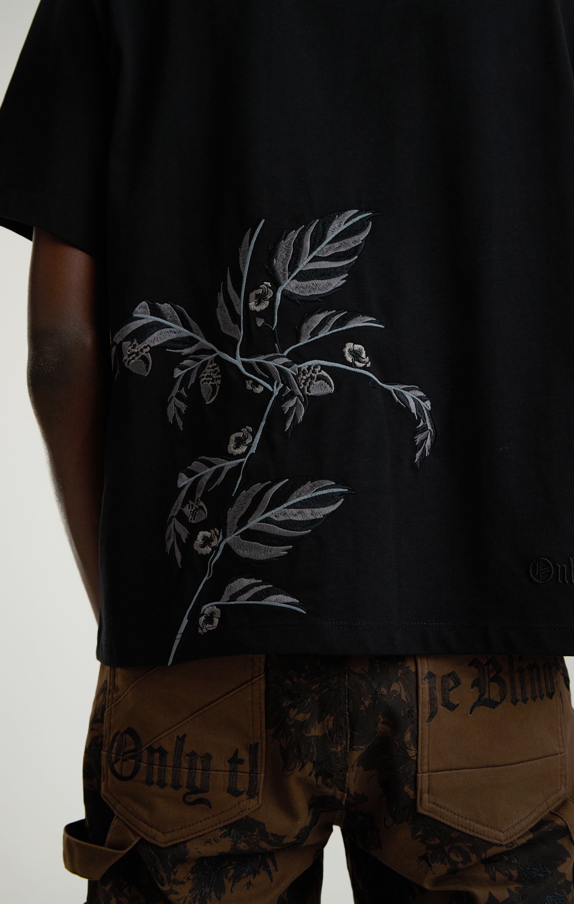 BLACK ACORN T-SHIRT