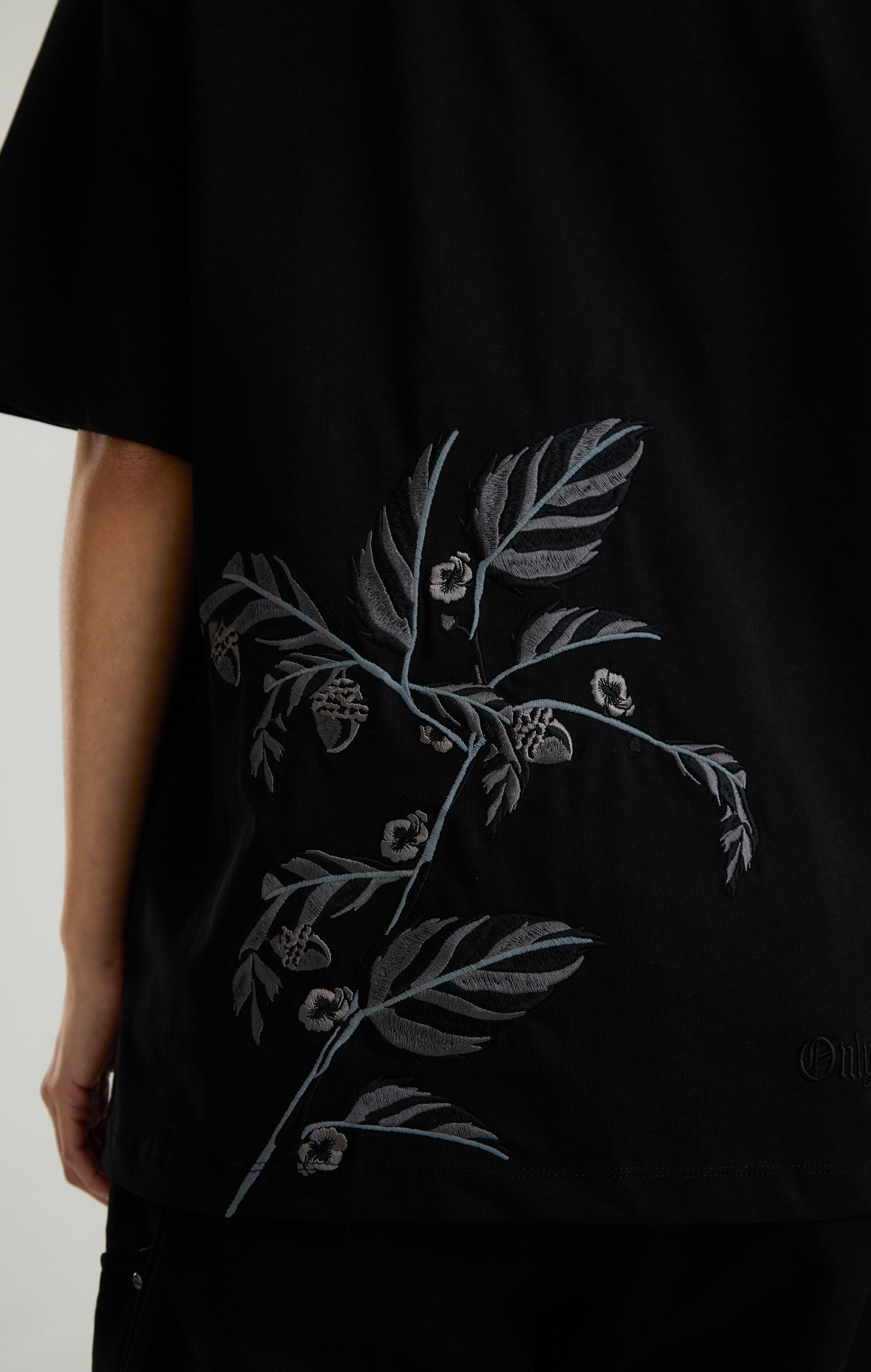 BLACK ACORN T-SHIRT