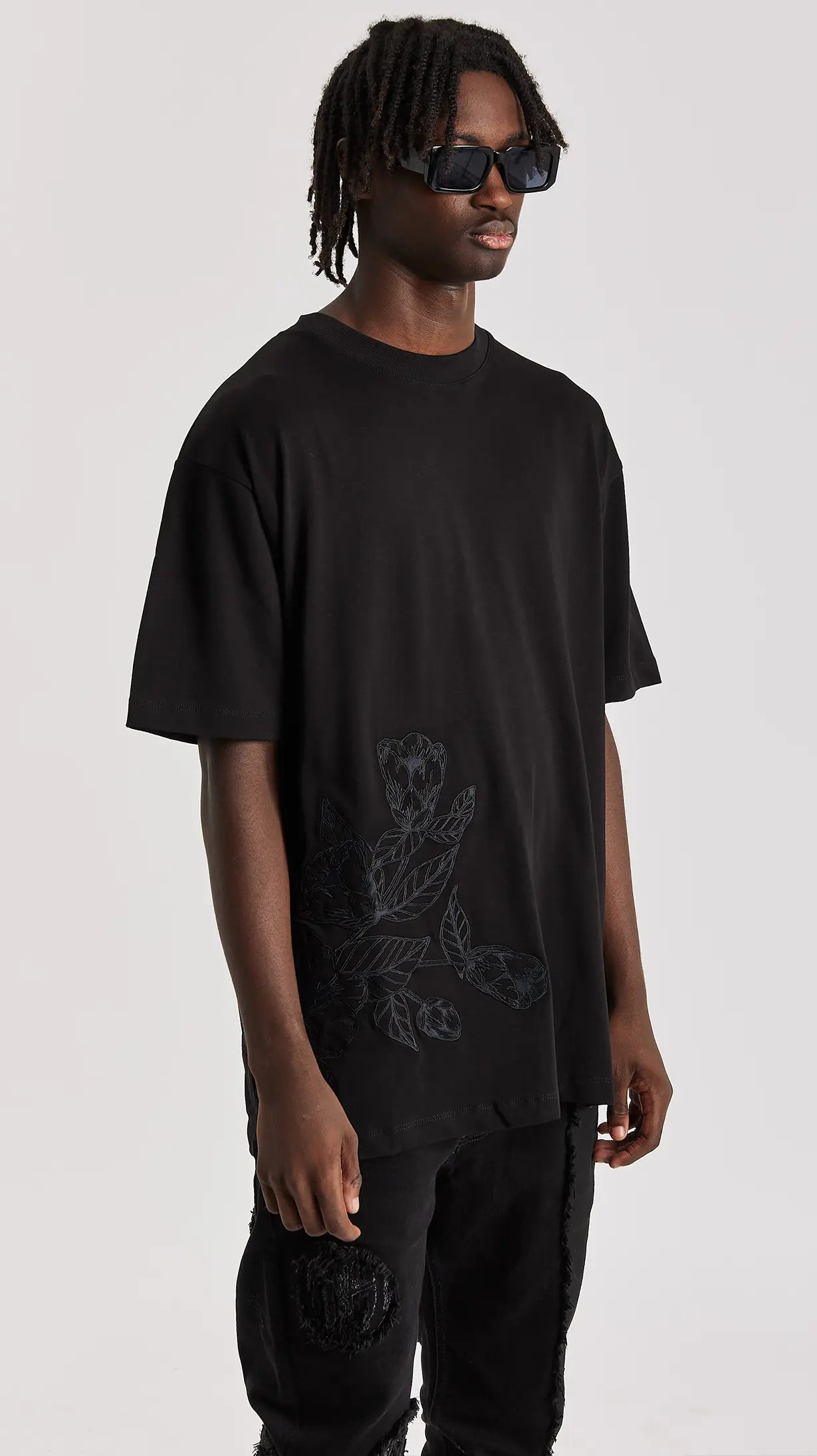 BLACK FLORAL EMBROIDERED T-SHIRT