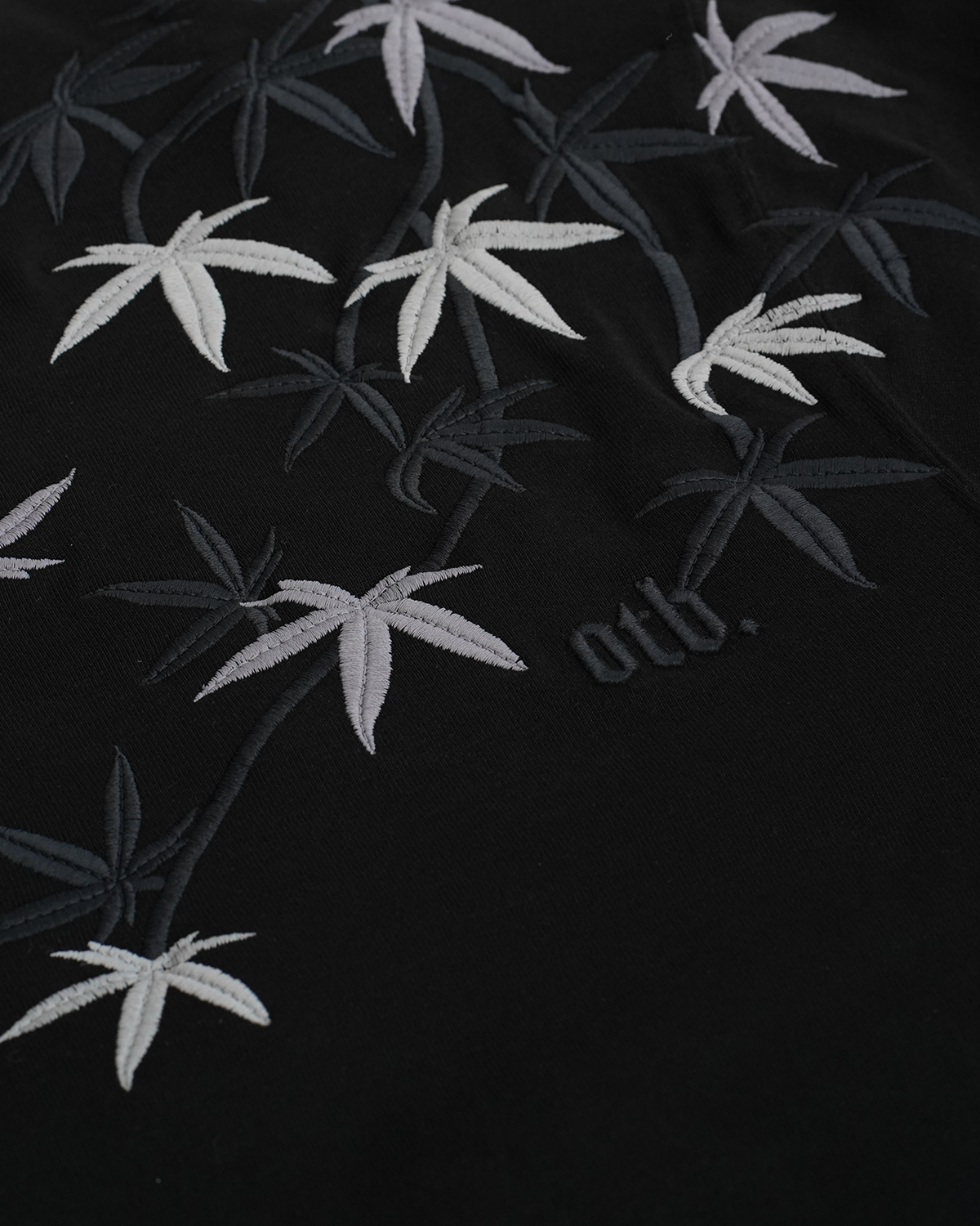 BLACK MAPLE EMBROIDERED T-SHIRT