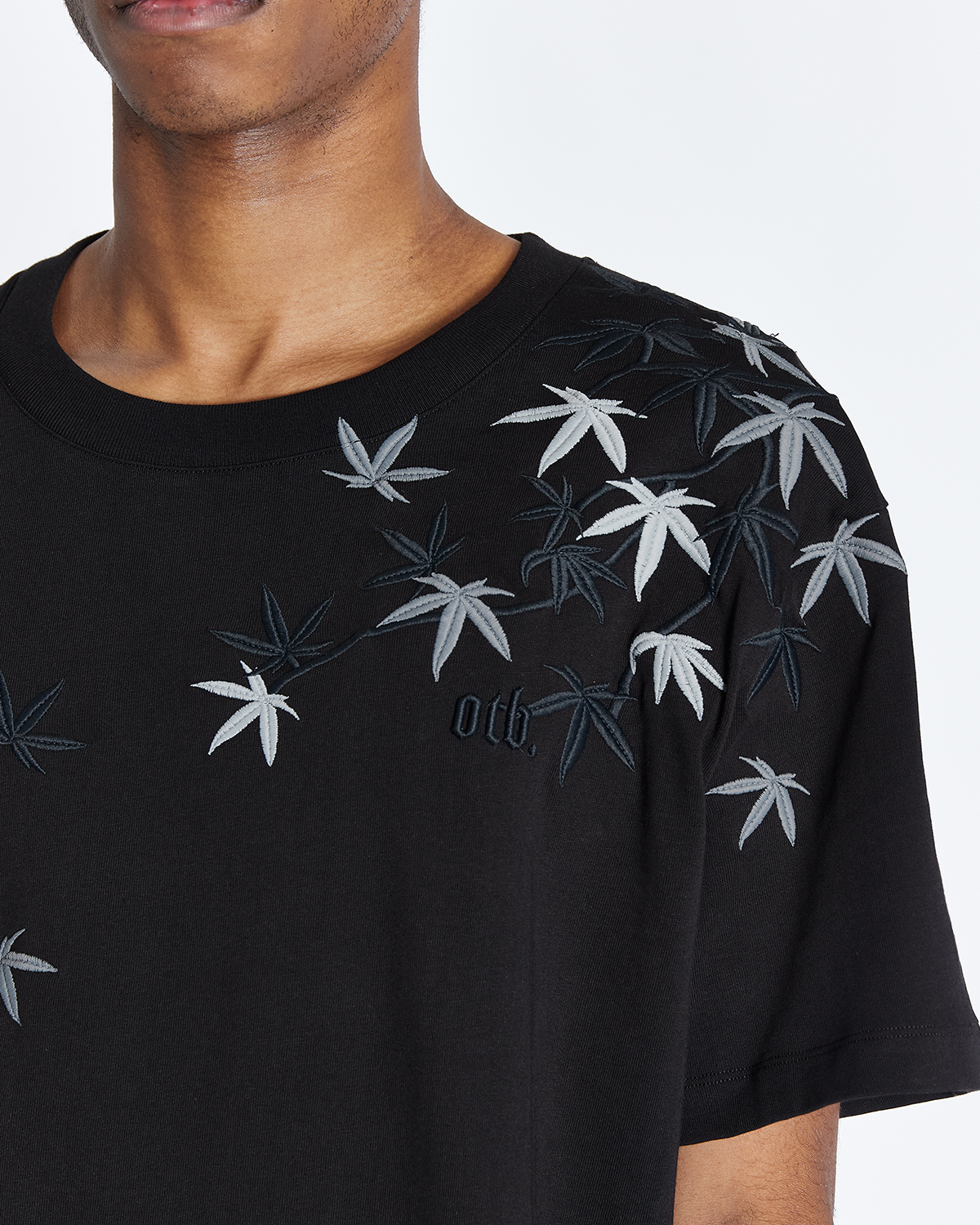 BLACK MAPLE EMBROIDERED T-SHIRT